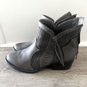 Very G Size 8 Gray Ankle Bootie